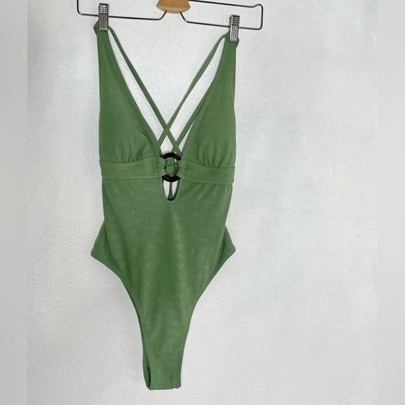 Cupshe green textured one piece boho vibe swimsuit. Size M - Picture 1 of 6